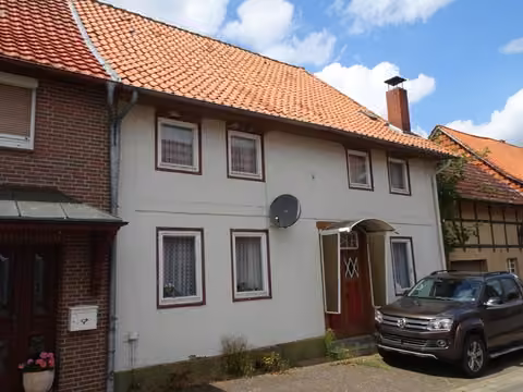 Zwangsversteigerung Einfamilienhaus in Einbeck, Sülbeck – Straßenansicht des Wohnhauses von der Ostseite.