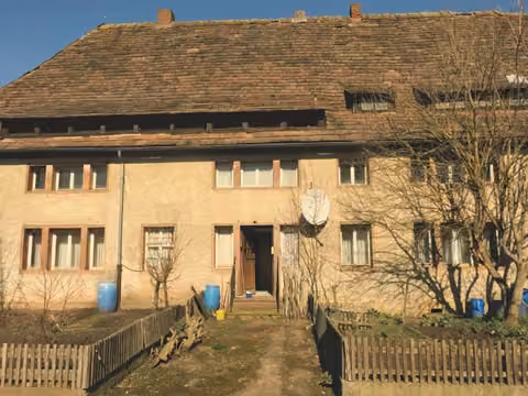 Zwangsversteigerung Reihenhaus in Bodenwerder, Kemnade – Hauptgebäude Straßenansicht Fassade