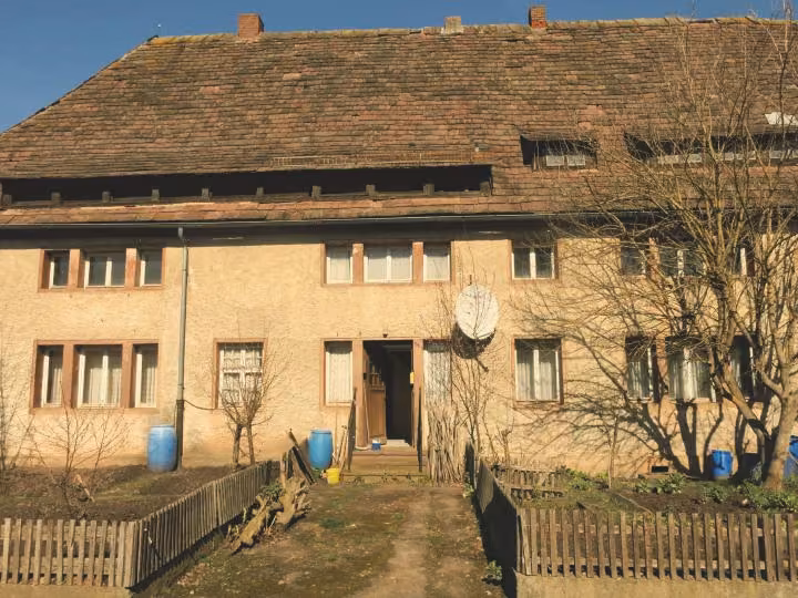 Zwangsversteigerung Reihenhaus in Bodenwerder, Kemnade – Hauptgebäude Straßenansicht Fassade