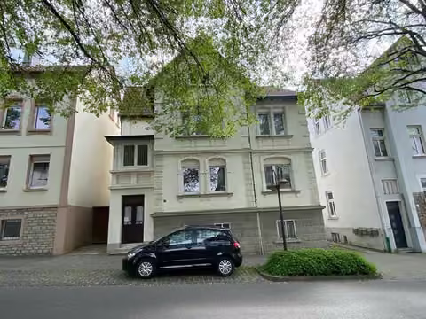 Zwangsversteigerung Zweifamilienhaus in Detmold – Straßenansicht des Zweifamilienhauses Marienstraße 11 in Detmold.
