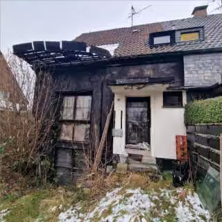 Zwangsversteigerung Doppelhaushälfte in Mülheim an der Ruhr, Altstadt I – Eingangsbereich des Wohnhauses im ungepflegten Zustand.