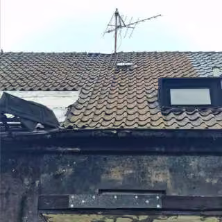 Zwangsversteigerung Doppelhaushälfte in Mülheim an der Ruhr, Altstadt I – Detailaufnahme der beschädigten Dachhaut mit provisorischer Folienabdeckung.