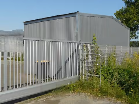 Zwangsversteigerung Grundstück in Geseke – Ansicht der Hallenkonstruktion und des Eingangstors von Südosten.
