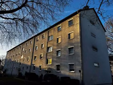 Zwangsversteigerung Eigentumswohnung in Dortmund, Eving – Außenansicht der Hauseingänge 14, 16 und 18 der Wohnanlage.