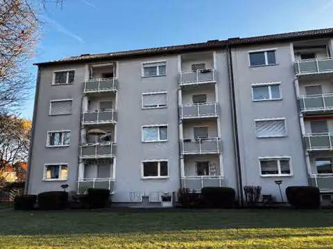 Zwangsversteigerung Eigentumswohnung in Dortmund, Eving – Südwestansicht des Gebäudes mit Balkonen und Loggien.