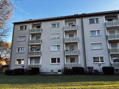 Zwangsversteigerung Eigentumswohnung in Dortmund, Eving – Südwestansicht des Gebäudes mit Balkonen und Loggien.