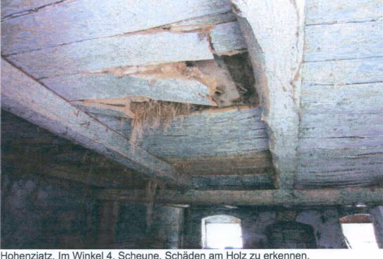 Zwangsversteigerung in Möckern, Hohenziatz – Schäden am Holztragwerk und der Decke im Scheunenteil.
