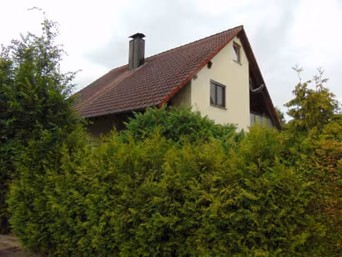 Zwangsversteigerung Einfamilienhaus in Viereth-Trunstadt, Viereth – Südostseite des Wohnhauses mit überdachtem Freisitz und Garten.
