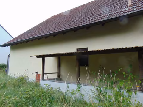 Zwangsversteigerung Einfamilienhaus in Viereth-Trunstadt, Viereth – Garage und Carport mit Zufahrt von Westen.