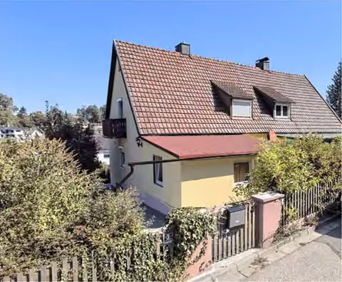 Zwangsversteigerung Doppelhaushälfte in Ergoldsbach, Buchmeiersiedlung – Vorderansicht der Doppelhaushälfte mit Garten und Zugang