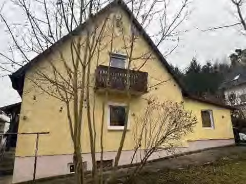 Zwangsversteigerung Doppelhaushälfte in Ergoldsbach, Buchmeiersiedlung – Westliche Giebelseite der Doppelhaushälfte mit Balkon