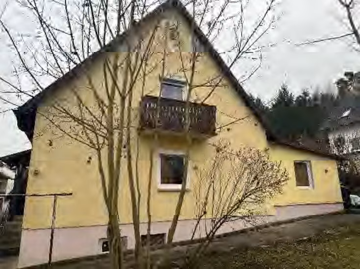 Zwangsversteigerung Doppelhaushälfte in Ergoldsbach, Buchmeiersiedlung – Westliche Giebelseite der Doppelhaushälfte mit Balkon