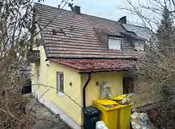 Zwangsversteigerung Doppelhaushälfte in Ergoldsbach, Buchmeiersiedlung – Südwestansicht mit dem nachträglich errichteten Terrassenanbau