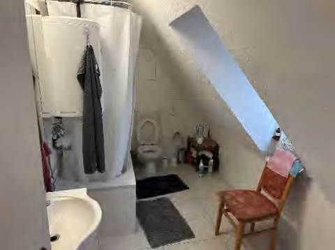 Zwangsversteigerung Doppelhaushälfte in Ergoldsbach, Buchmeiersiedlung – Blick in das Badezimmer im Dachgeschoss