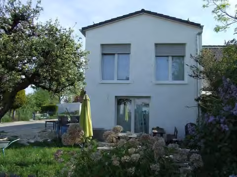 Zwangsversteigerung Doppelhaushälfte in Freising, Attaching – Giebelansicht des Wohnhauses nach Nordosten mit Gartenbereich.