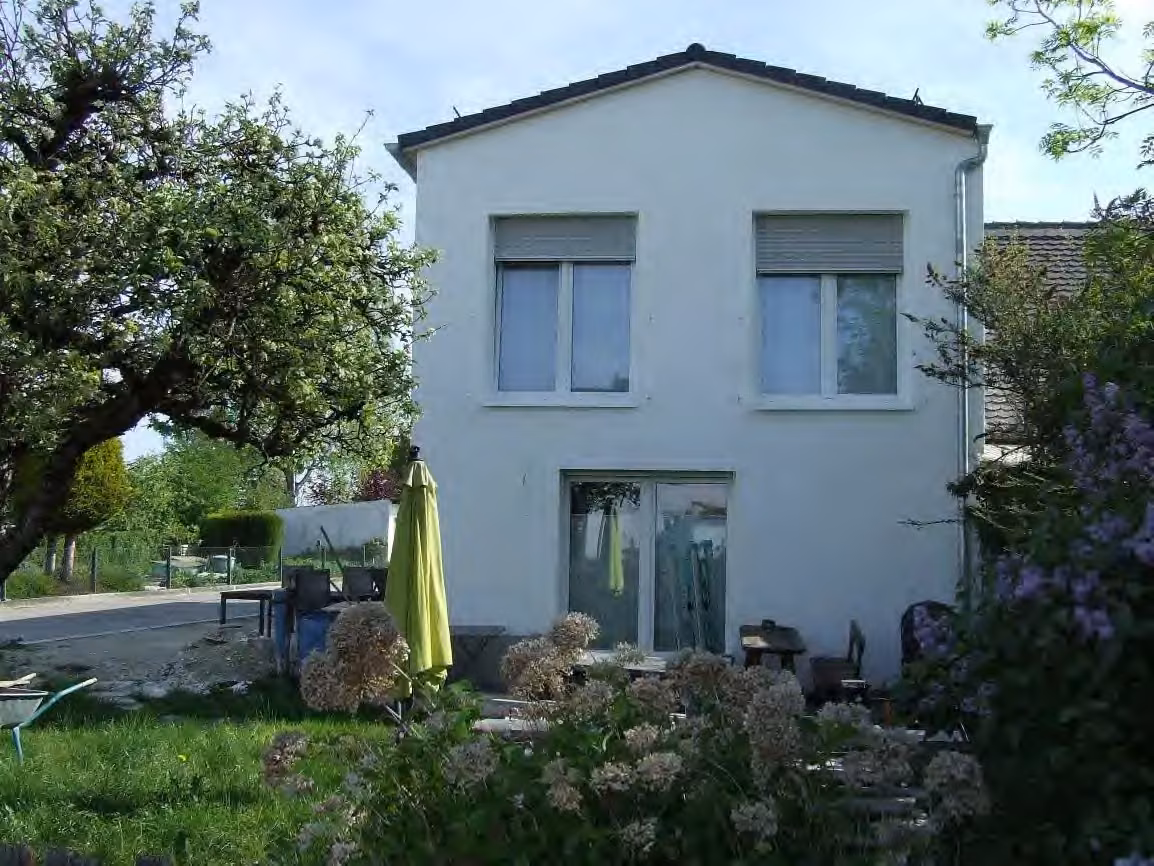 Zwangsversteigerung Doppelhaushälfte in Freising, Attaching – Giebelansicht des Wohnhauses nach Nordosten mit Gartenbereich.