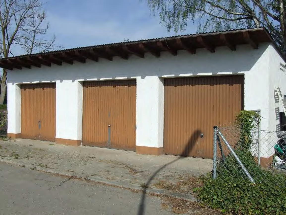 Zwangsversteigerung Doppelhaushälfte in Freising, Attaching – Frontansicht der freistehenden 3-fach Garage mit Toren.