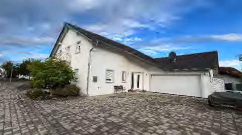 Zwangsversteigerung Büro in Mamming – Ostansicht mit Doppelgarage und Vorplatz.