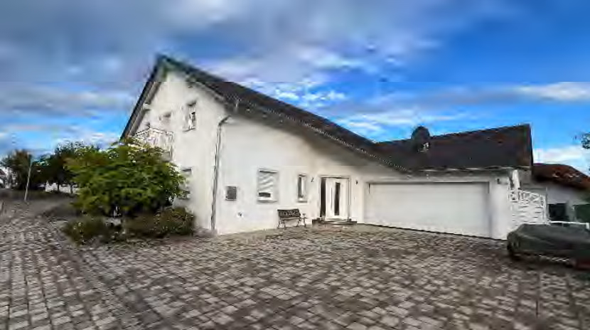 Zwangsversteigerung Büro in Mamming – Ostansicht mit Doppelgarage und Vorplatz.