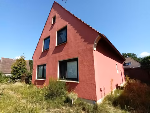 Zwangsversteigerung Einfamilienhaus in Bremen, Farge – Südostansicht des Wohnhauses mit Giebel und Fassade.