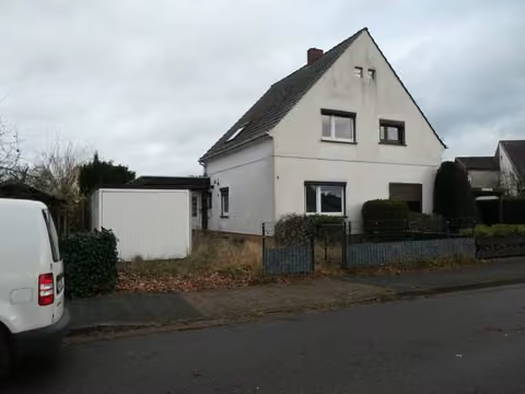 Zwangsversteigerung Doppelhaushälfte in Bremen, Blumenthal – Straßenansicht der Doppelhaushälfte mit Garage und Vorgartenbereich.