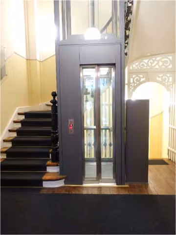 Zwangsversteigerung Eigentumswohnung in Hamburg, Uhlenhorst – Repräsentatives historisches Treppenhaus und Eingangsfoyer.