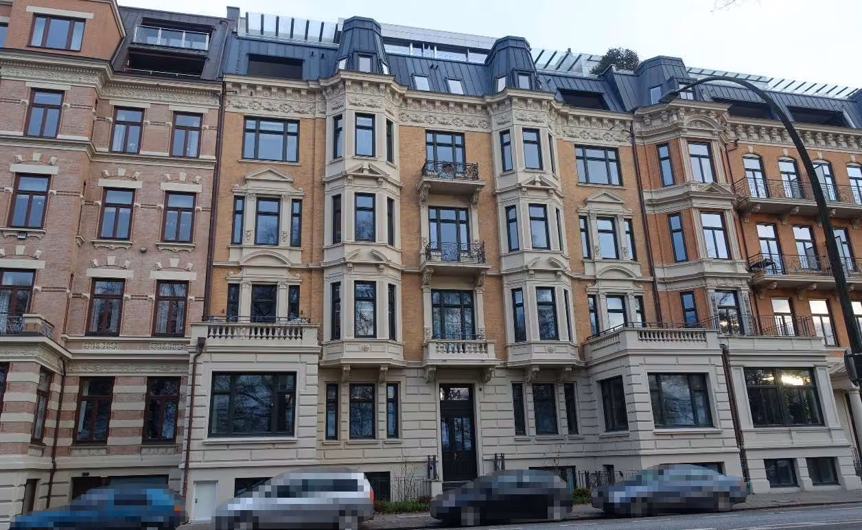 Zwangsversteigerung Gewerbe in Hamburg, Uhlenhorst – Straßenfassade im Stil der Neorenaissance.