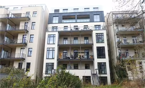 Zwangsversteigerung Gewerbe in Hamburg, Uhlenhorst – Gartenfassade mit Balkonanlagen und Staffelgeschoss.
