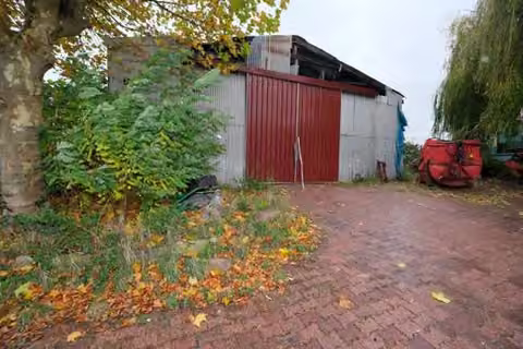 Zwangsversteigerung Landwirtschaft in Sulzbach – Blick von der westlichen Grundstücksgrenze auf die Westfassade des Wirtschaftsgebäudes.