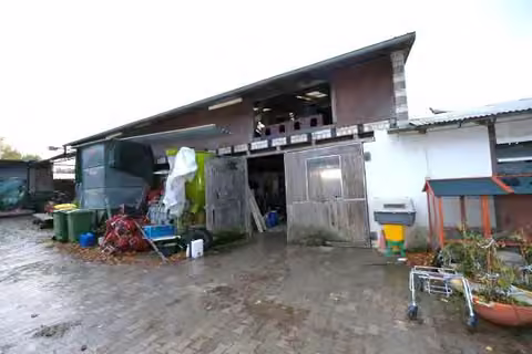 Zwangsversteigerung Landwirtschaft in Sulzbach – Ansicht des östlichen Hallen- und Wirtschaftsgebäudes.