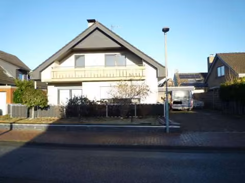 Zwangsversteigerung Einfamilienhaus in Nordhorn – Frontansicht des Einfamilienhauses aus südlicher Richtung.