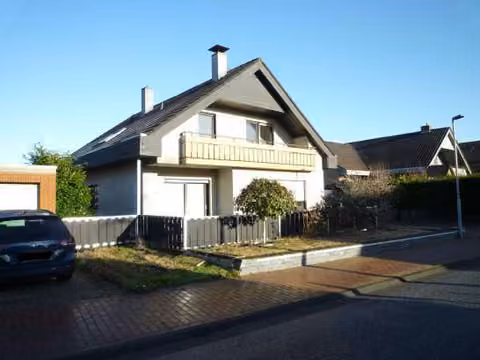 Zwangsversteigerung Einfamilienhaus in Nordhorn – Frontansicht links aus südwestlicher Richtung.