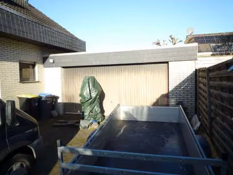 Zwangsversteigerung Einfamilienhaus in Nordhorn – Frontansicht der Doppelgarage.