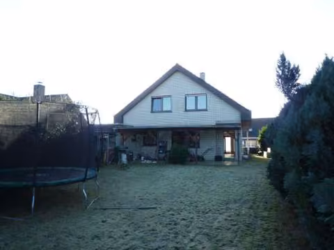 Zwangsversteigerung Einfamilienhaus in Nordhorn – Rückansicht des Wohnhauses aus nördlicher Richtung.