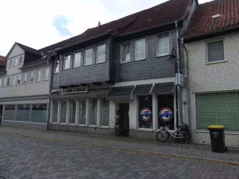 Zwangsversteigerung Büro in Schöppenstedt – Straßenansicht des Wohn- und Geschäftshauses Braunschweiger StraÑe 54 mit Ladenfront.