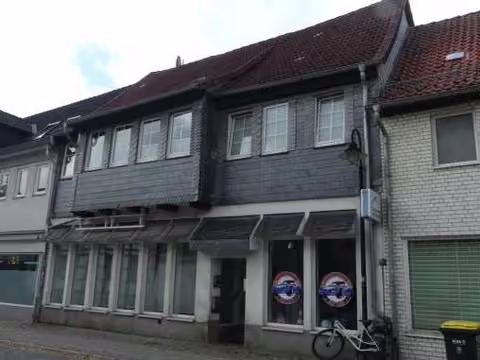 Zwangsversteigerung Büro in Schöppenstedt – Fassadenansicht mit Schaufensterfront von Laden Nr. 1 im Erdgeschoss links.