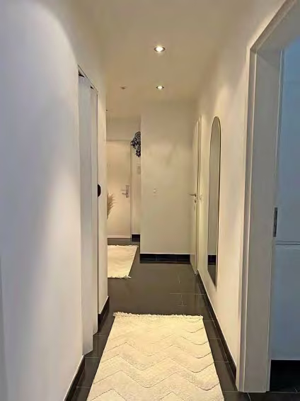 Zwangsversteigerung Eigentumswohnung in Aachen, Burtscheid – Flurbereich der modernisierten Wohnung mit Fliesenboden und Einbaustrahlern.