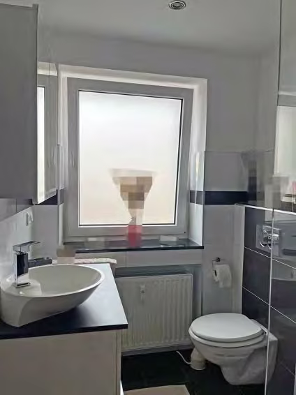Zwangsversteigerung Eigentumswohnung in Aachen, Burtscheid – Modernisiertes Badezimmer mit Waschtisch und wandhängendem WC.