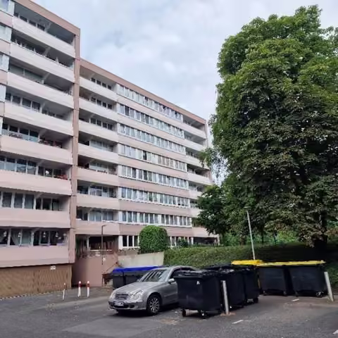Zwangsversteigerung Eigentumswohnung in Krefeld, Dießem/Lehmheide – Rückansicht des 8-geschossigen Mehrfamilienhauses Alte Gladbacher Straße 30.