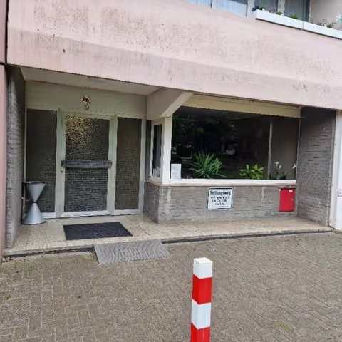 Zwangsversteigerung Eigentumswohnung in Krefeld, Dießem/Lehmheide – Hauseingangsbereich des Gebäudes Alte Gladbacher Straße 30.