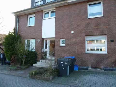 Zwangsversteigerung Reihenhaus in Ibbenbüren, Laggenbeck – Vorderansicht des Reihenendhauses aus Nordosten mit Eingangsbereich