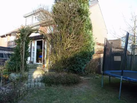 Zwangsversteigerung Reihenhaus in Ibbenbüren, Laggenbeck – Rückansicht des Reihenendhauses mit Gartenbereich aus Südwesten
