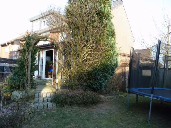 Zwangsversteigerung Reihenhaus in Ibbenbüren, Laggenbeck – Rückansicht des Reihenendhauses mit Gartenbereich aus Südwesten