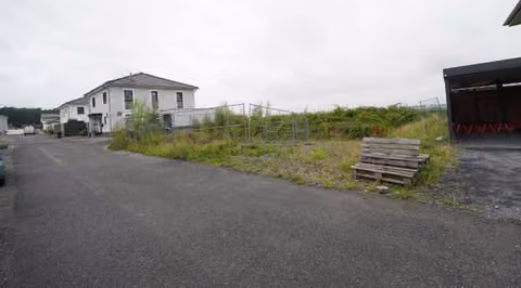 Zwangsversteigerung Grundstück in Holzwickede – Straßenansicht und Lage des Grundstücks Emschertalblick.