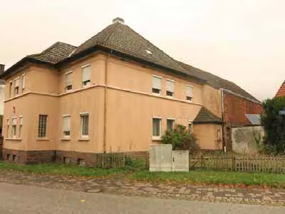 Zwangsversteigerung Zweifamilienhaus in Höxter, Lüchtringen – Südansicht des zweigeschossigen Wohnhauses an der Westfalenstraße mit angrenzender Stallung.