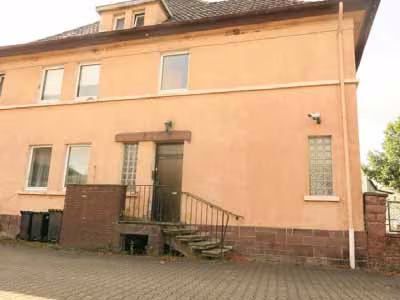 Zwangsversteigerung Zweifamilienhaus in Höxter, Lüchtringen – Hofansicht des Wohnhauses mit Hauseingangstreppe und Sockel.