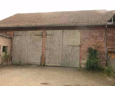 Zwangsversteigerung Zweifamilienhaus in Höxter, Lüchtringen – Hofseite der Scheune mit zweiflügeligen Holztoren.