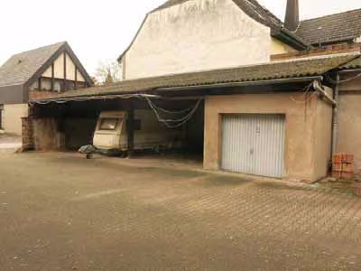 Zwangsversteigerung Zweifamilienhaus in Höxter, Lüchtringen – Garage und offene Remise im Hofbereich.