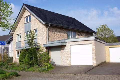 Zwangsversteigerung Einfamilienhaus in Jüchen, Otzenrath – Straßenansicht des freistehenden Einfamilienhauses aus Nordost.