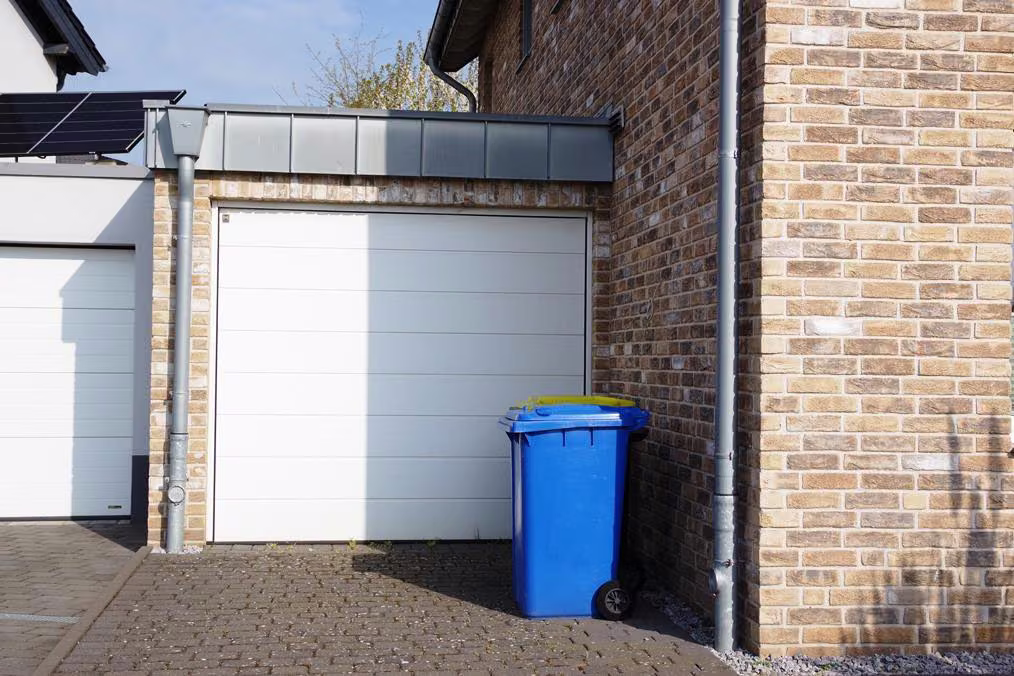 Zwangsversteigerung Einfamilienhaus in Jüchen, Otzenrath – Detailansicht der linken Garage.
